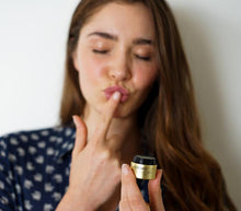 Cargar imagen en el visor de la galería, Epicuren Discovery Anti-Aging Lip Balm SPF 15, 0.25 Fl Oz - European Beauty by B