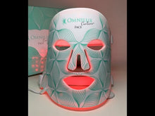 Cargar y reproducir el video en el visor de la galería, Máscara de terapia de luz flexible LED Omnilux Contour con resultados comprobados.
